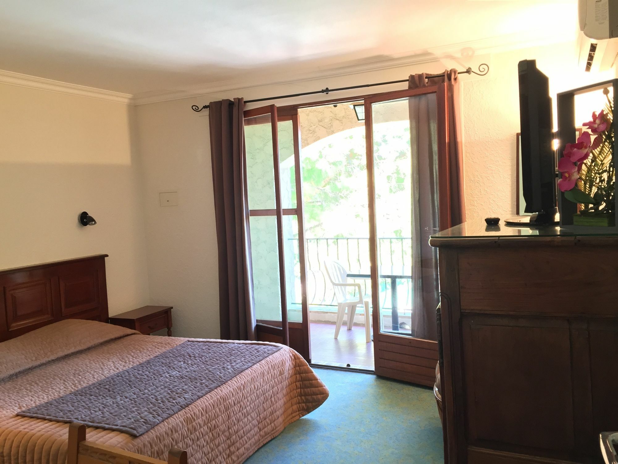 Castel Garoupe Hotel Antibes Buitenkant foto